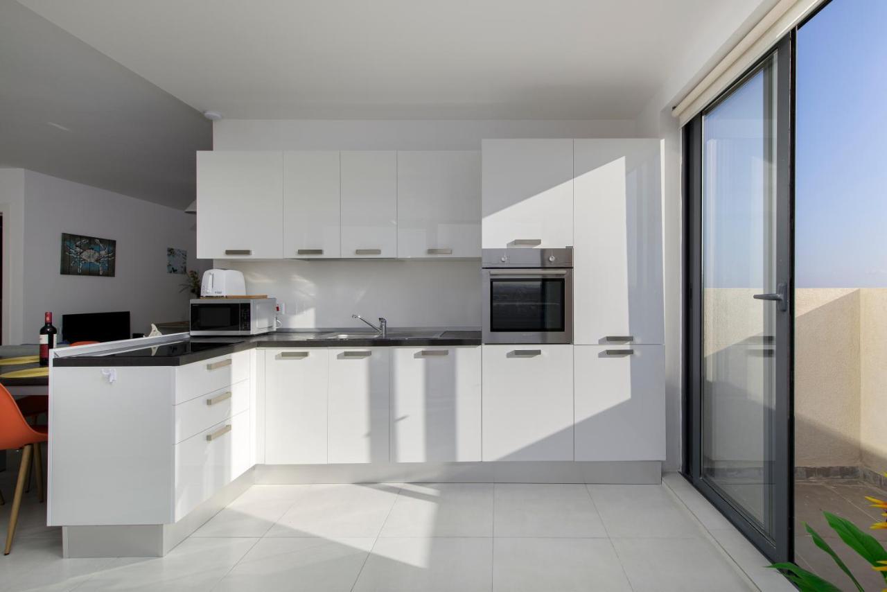 Modern 2 Bedroom Penthouse With Huge Terrace And Sea Views - 2 Mins From Sea - Qawra Apartment
